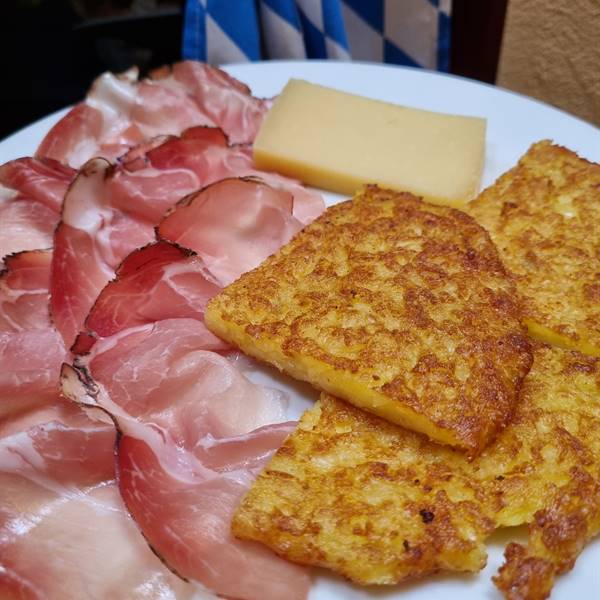 Tortel de patate con speck e formaggio #tipico #bavarese #lagodigarda #rivadelgarda
